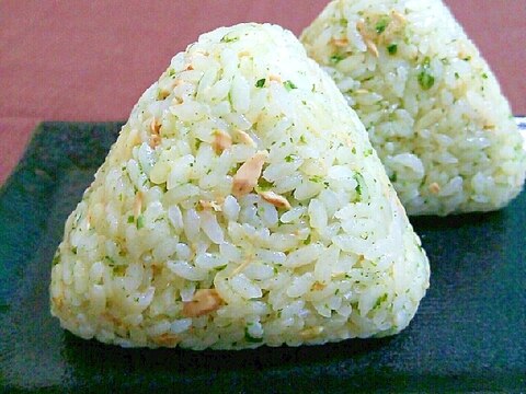 ツナと青海苔の混ぜこみおにぎり レシピ 作り方 By あ ち0024 楽天レシピ ツナと青海苔の混ぜこみおにぎり レシピ 作り方 By あ ち0024 楽天レシピ